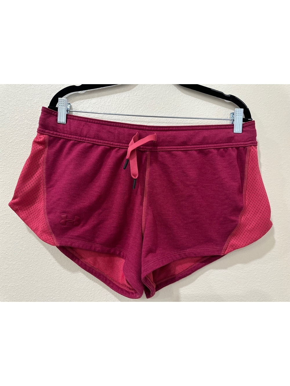 Under Armour Women's Fitted Athletic Shorts Size Large Burgundy